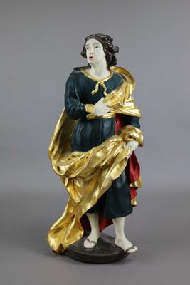 une image représentant la statue d'un homme vêtu d'une robe