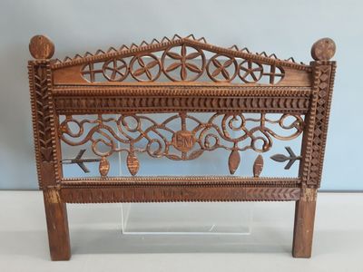 une vieille tête de lit en bois ornée d'un motif décoratif