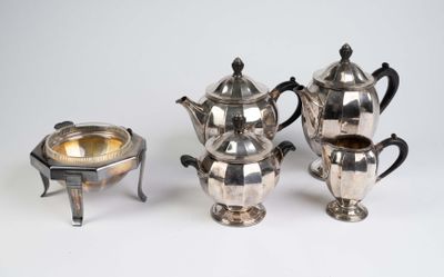 trois théières en argent et un bol en argent posés sur une table