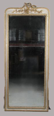 un miroir posé sur le sol d'une pièce