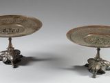 paire de bougeoirs anciens en métal argenté sur socles