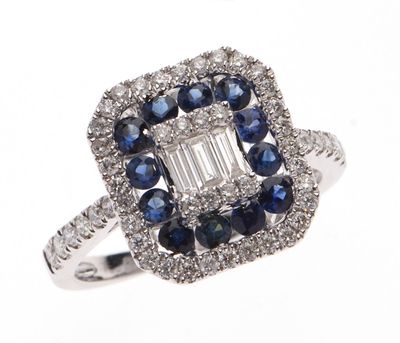 BAGUE en or gris 750 °/°° de forme rectangulaire à pans coup…