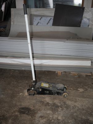 a picture of a floor jack in the middle of a room