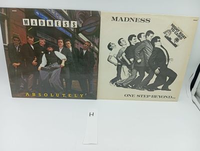 deux disques vinyles du groupe Madness et le premier album du groupe