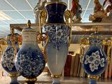trois vases bleus et blancs posés sur une table