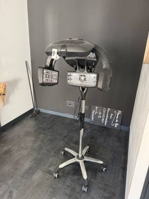 un sèche-cheveux posé sur un support dans un coin de la pièce