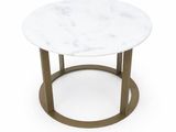 une table basse en marbre blanc aux pieds dorés