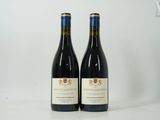 deux bouteilles de vin rouge posées l'une à côté de l'autre sur une table