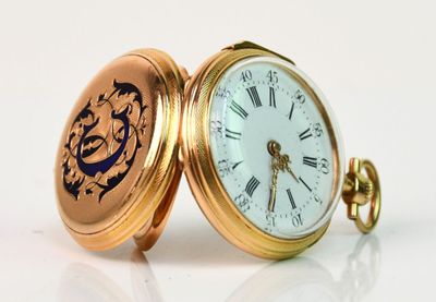 une montre de poche en or ornée d'un lion