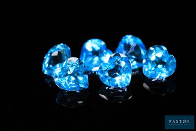 un ensemble de diamants bleus sur un fond noir