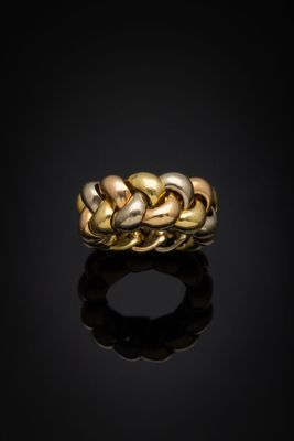 un anneau d'or sur une surface noire