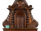 une horloge ancienne dotée d'un cadre en bois sculpté et d'une porte en bois