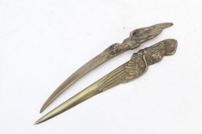 Réunion de 2 coupe papiers en bronze à motif d'aigle signés …