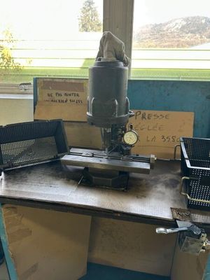 1 établi métallique avec presse pneumatique à redresser