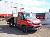 un camion rouge garé devant un bâtiment
