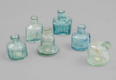 de nombreuses bouteilles en verre alignées sur une table