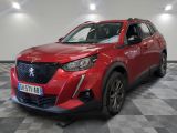 un SUV rouge garé sur un sol à damier dans un garage