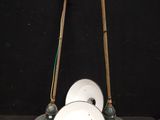 une paire de lampes vertes et blanches sur fond noir