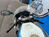 une moto garée sur le bord de la route, près d'un immeuble