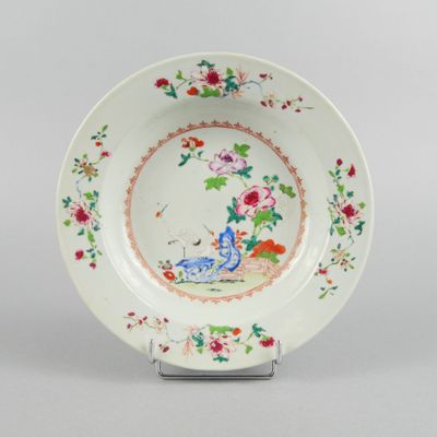 l'image d'une assiette sur laquelle figurent un oiseau et des fleurs
