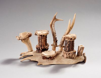 un petit morceau de bois surmonté de bois de cerf