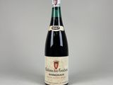 une bouteille de vin posée sur une table