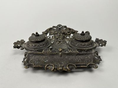 une assiette en argent antique avec un motif décoratif