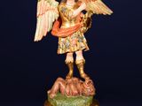 une statue représentant un ange tenant un oiseau sur un rocher