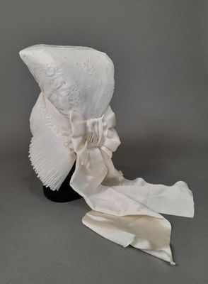 un chapeau blanc orné d'un nœud sur le dessus