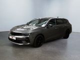 un SUV gris garé dans une pièce aux murs blancs