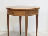 une petite table en bois avec un tiroir