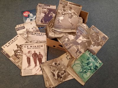 une pile de vieux livres posée par terre