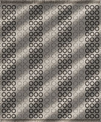 un gros plan sur un tapis noir et blanc orné de cercles