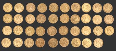 une vaste collection de pièces d'or sur fond noir