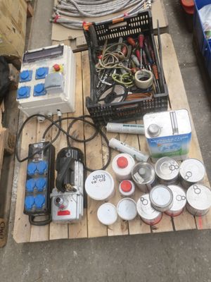 de nombreux types d'équipements électriques posés sur une palette