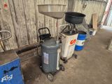 beaucoup de poubelles et de seaux dans un garage