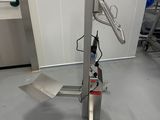 une machine posée sur le sol de la pièce