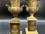 paire de vases anciens en bronze sur socles, ornés de figures