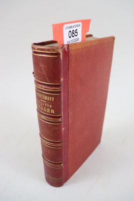un livre rouge sur lequel est collée une étiquette de prix
