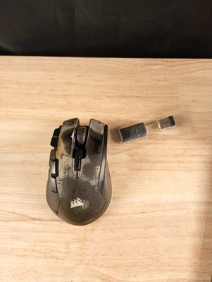 une souris d'ordinateur posée sur une table en bois