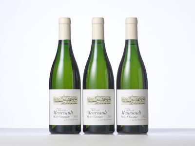 trois bouteilles de vin posées sur une table l'une à côté de l'autre