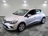 la voiture blanche est garée sur un carrelage à carreaux