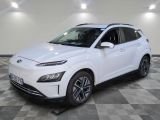 un 4x4 blanc garé dans une pièce au sol en damier