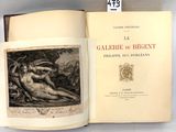 un livre ouvert sur lequel figure l'image d'une femme nue