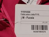 l'étiquette au dos d'une veste rose pour femme, avec un code-barres