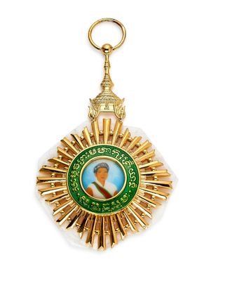 une image représentant une médaille d'or sur laquelle figure le portrait d'un homme coiffé d'une couronne