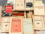 plusieurs vieux livres sont empilés sur une table