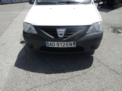 une voiture blanche garée dans un parking