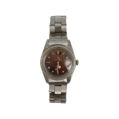 une montre en argent avec un cadran marron sur fond blanc