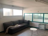 un salon avec un canapé et une table